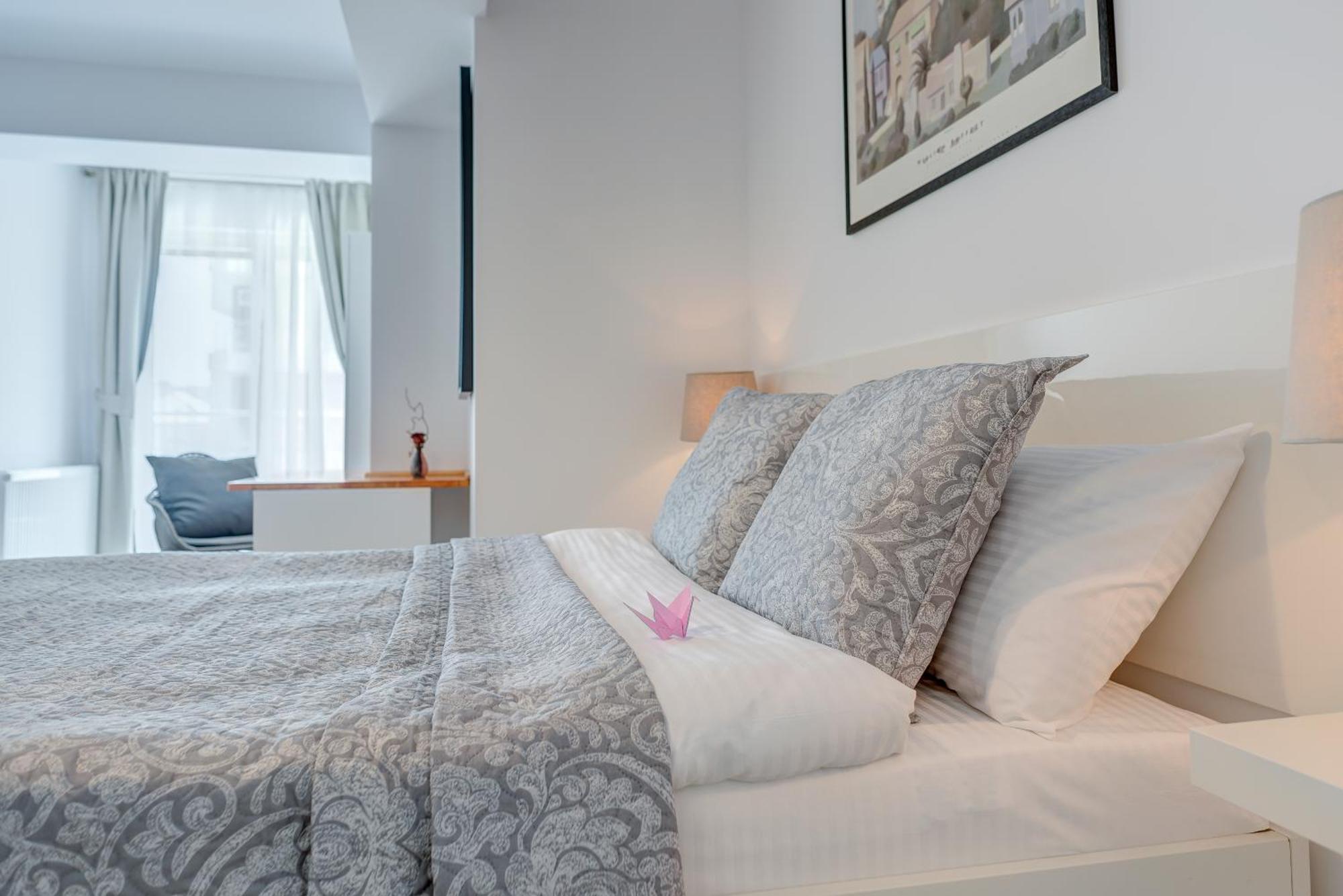 Bucharest Airport Suites & Villas Отопени Екстериор снимка