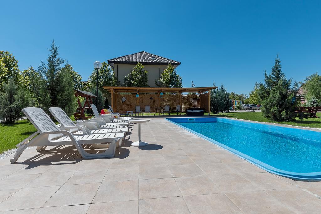 Bucharest Airport Suites & Villas Отопени Екстериор снимка