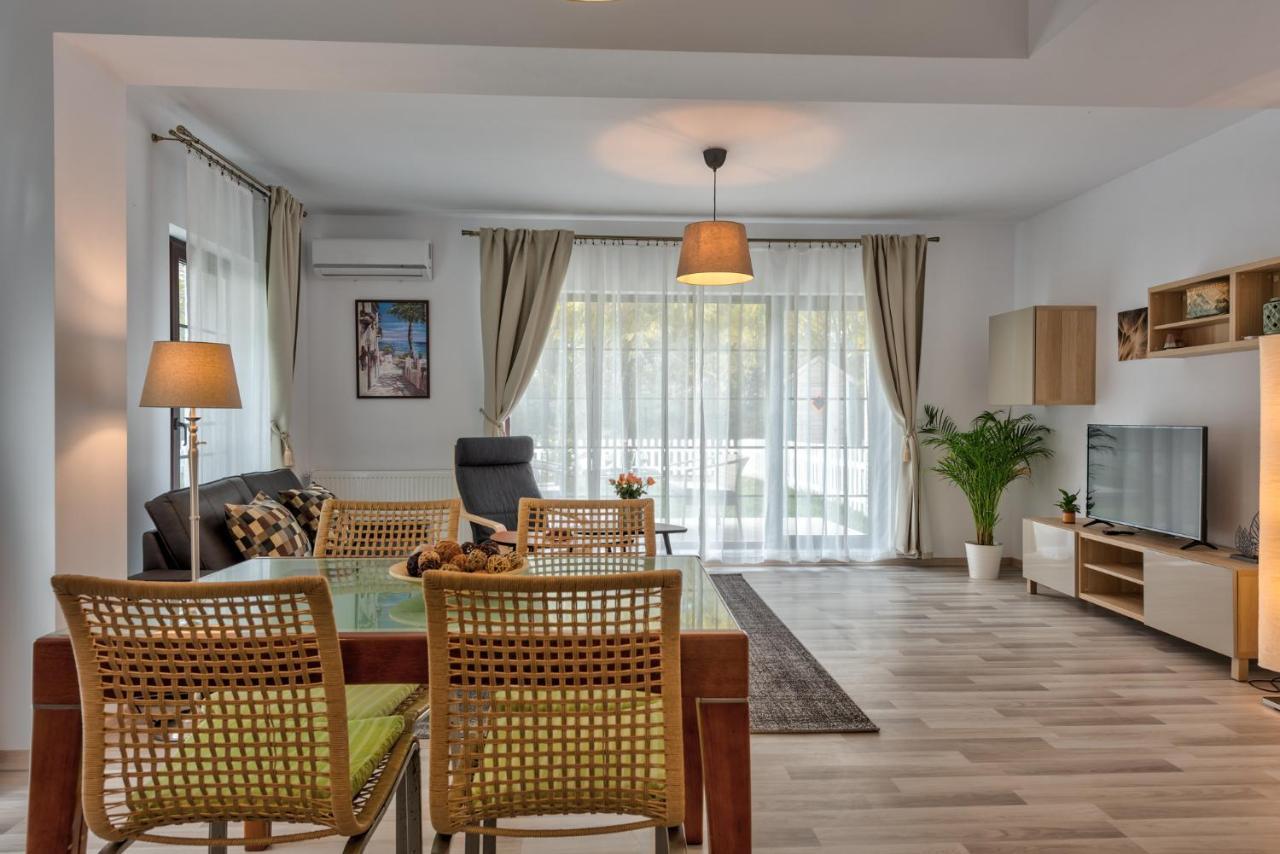 Bucharest Airport Suites & Villas Отопени Екстериор снимка