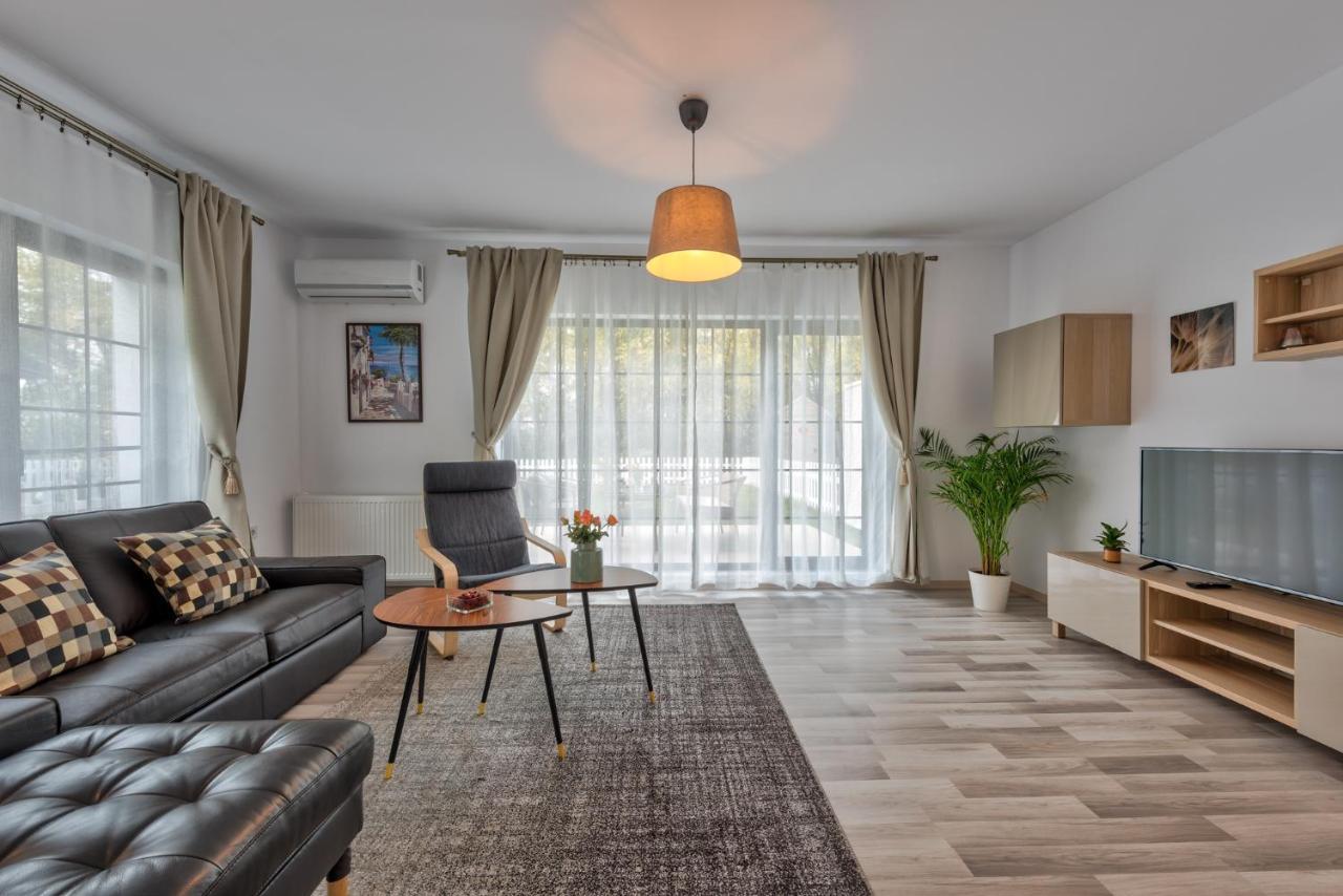 Bucharest Airport Suites & Villas Отопени Екстериор снимка